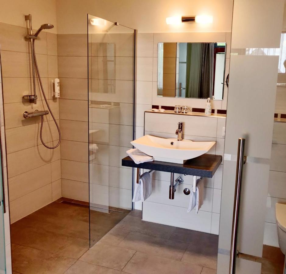 Hotel Neue Hoehe Klingenberg エクステリア 写真
