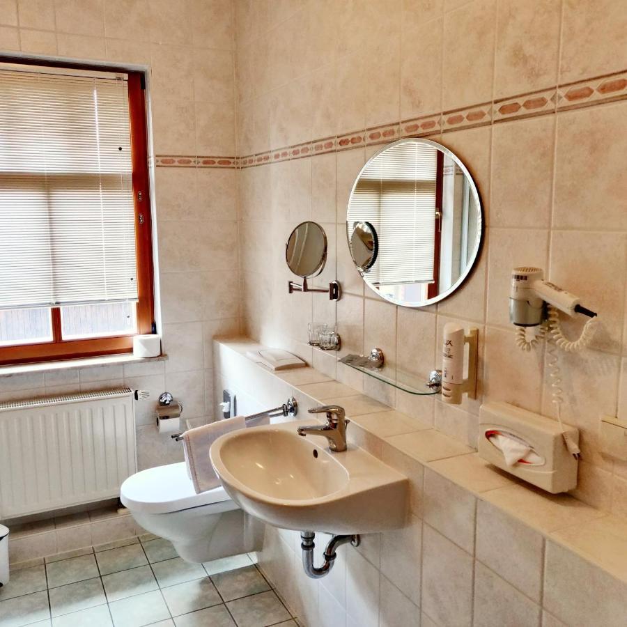 Hotel Neue Hoehe Klingenberg エクステリア 写真