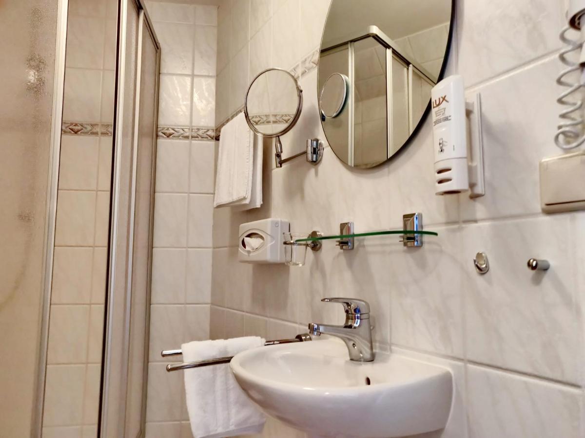 Hotel Neue Hoehe Klingenberg エクステリア 写真