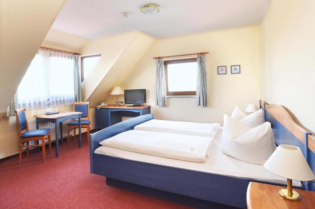Hotel Neue Hoehe Klingenberg エクステリア 写真
